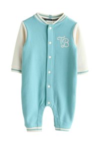 Jasnoniebieski bawełniany kombinezon dla niemowląt z białymi rękawami, zatrzaskami i haftem "TB". Posiada paskowane wykończenie przy dekolcie i mankietach.