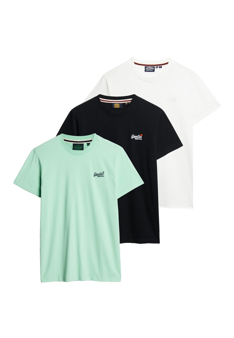 Trzy koszulki z krótkim rękawem: jedna miętowa, jedna czarna, jedna biała. Każda z nich ma małe logo na piersi i okrągły dekolt.