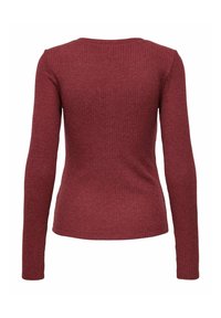 Langermet, ribbestrikket topp i dyp rød, med rund hals og tettsittende silhuett. Stoffet har en myk tekstur med subtile horisontale striper.