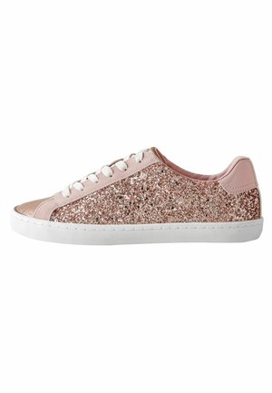Rosa sneakers med glittriga roséguldiga accenter, släta mockadetaljer, vita snören och en vit gummisula.