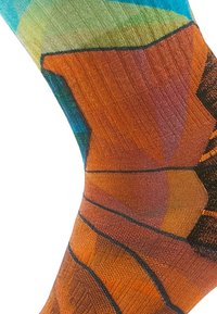 Strømper med struktur, der har et geometrisk mønster i orange, teal og brun. Fremstillet af åndbart materiale med et ribbet design.