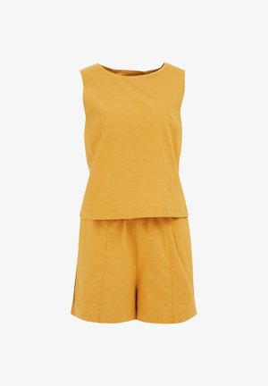 Sinise kollane kaherealine komplekt, mis koosneb varrukateta topist ja lühikestest pükstest. Linase riie, lõdva lõikega, nähtavad saumikud ja külgsisetükid lühikestes pükstes.