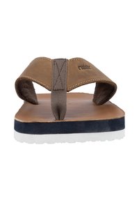 Tongs en cuir marron avec une sangle texturée, semelle intérieure rembourrée de couleur beige et semelle en caoutchouc noir et blanc. Comprend des détails cousus.