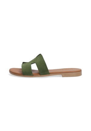 Grønne ruskinds slide-sandaler med to brede remme, en flad tan sål og åben tå-design. Funktioner minimal hardware og glat tekstur.