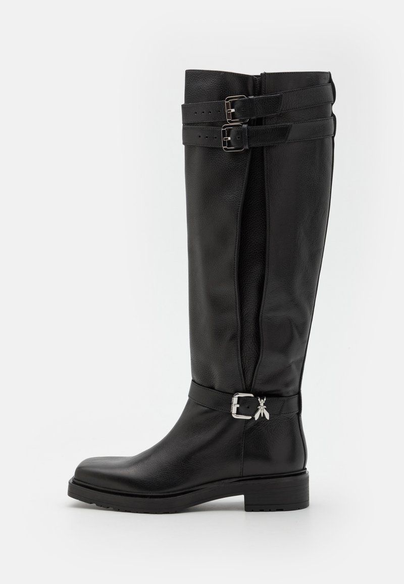 Garas melnas ādas zābaki ar diviem regulējamiem sprādzēm, gluda tekstūra, noapaļota purngala forma un zems bloks papēdis. Iekļauts sudraba akcentu papildinājums.