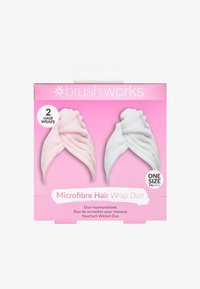 Duo med hårinnpakninger i mikrofiber i rosa og lyseblå. Hver innpakning har et turbanlignende design for sikker tørking. Leveres i en kompakt, fargerik pakke.