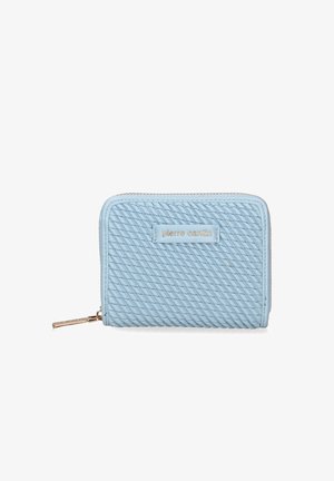 Portefeuille zippé bleu clair en matériau texturé avec un motif tissé. Il est muni d'une plaque logo dorée et d'une tirette dorée.
