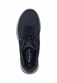 Marinefarbene gestrickte Sneaker mit einem strukturierten Obermaterial, schwarzen Schnürsenkeln und weißer Sohle. Im Inneren verfügt er über eine Polsterung mit Markenlogo. Rundliche Form.