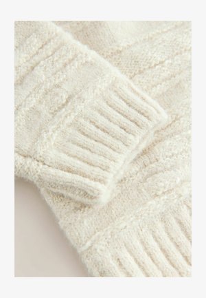 Gruby sweter z bliskiego planu, z teksturą rybną i subtelnym wzorem, podkreślający ciepło i miękkość.