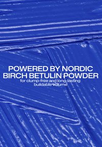 Fond bleu texturé avec texte blanc indiquant que la puissance provient de la poudre de bétuline de bouleau nordique pour un volume sans grumeaux, longue durée et modulable.