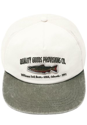 Baseballmütze mit weißem Netz-Oberteil und grauem Schirm, bestickt mit einem Fisch und dem Text „Quality Goods Provisions Co., Williams Fork Reserv., Utah, Colorado - 1997“.