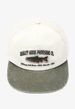 Baseballmütze mit weißem Netz-Oberteil und grauem Schirm, bestickt mit einem Fisch und dem Text „Quality Goods Provisions Co., Williams Fork Reserv., Utah, Colorado - 1997“.