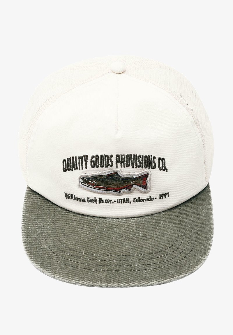 Casquette de baseball avec dessus en maille blanche et visière grise, brodée d’un poisson et du texte « Quality Goods Provisions Co., Williams Fork Reserv., Utah, Colorado - 1997 ».