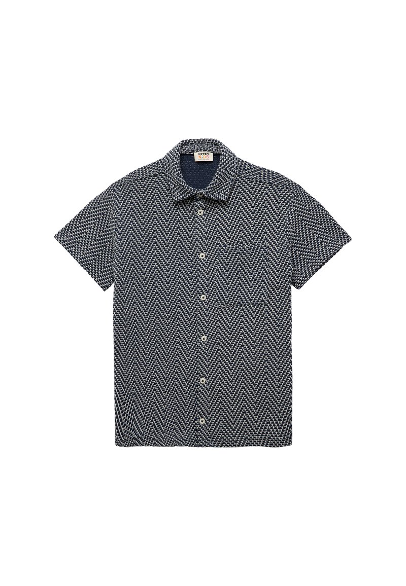 Camicia button-up a maniche corte con un motivo a spina di pesce in blu navy e bianco, con colletto blu navy uniforme e taschino singolo sul petto.