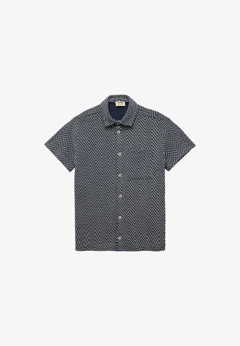 Camicia button-up a maniche corte con un motivo a spina di pesce in blu navy e bianco, con colletto blu navy uniforme e taschino singolo sul petto.