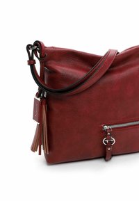 Borsa a tracolla in pelle rossa con tasca con zip, tracolla e nappa decorativa. Texture liscia e design minimalista.