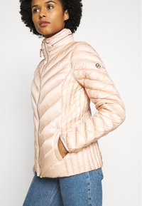 MICHAEL Michael Kors SHORT PACKABLE  - Casaco de penas - powder blush