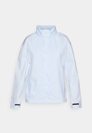 Vaaleansininen kevyt takki, jossa on korkea kaulus, pitkät hihat ja mustat elastiset yksityiskohdat hihoissa. Silkkinen, vedenkestävä kangas.