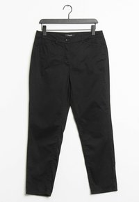 Pantaloni in cotone neri con un design a gamba dritta, dotati di tasche frontali, chiusura a bottone e una texture sottile.