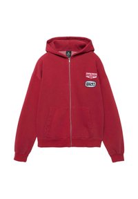 Rød hættetrøje med lynlås, hætte, forlommer og to brystlommer med teksten "West Garage NYC" og "WG91".