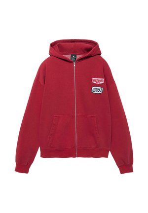 Červená mikina na zips s kapucňou, prednými vreckami a dvoma nášivkami na hrudi s nápisom "West Garage NYC" a "WG91".