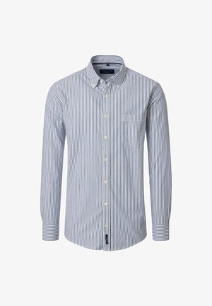 Chemise à manches longues pour homme avec des rayures verticales bleu et blanc, col à boutons, poche poitrine avant et boutons beige.