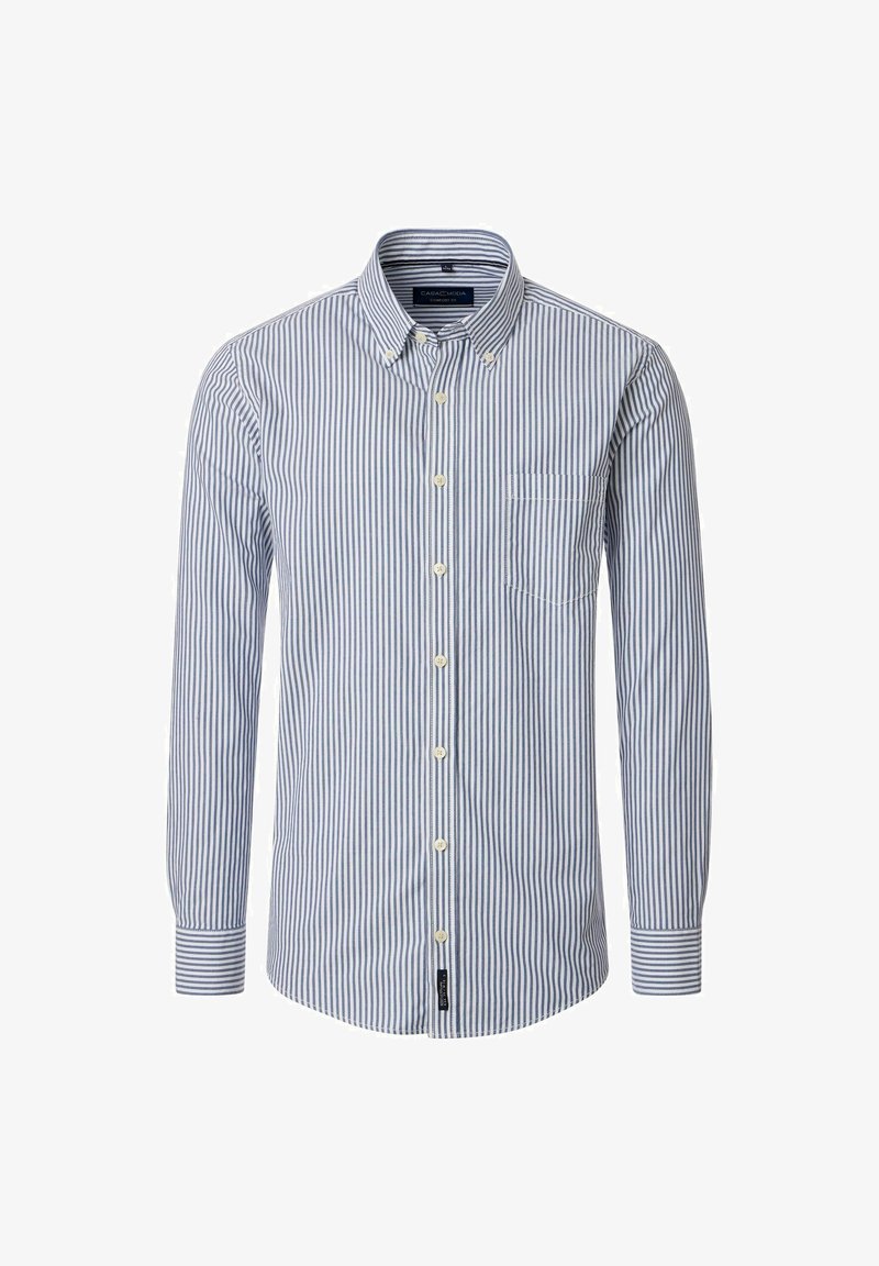 Heren langemouwen overhemden met blauwe en witte verticale strepen, knoopsluiting bij de kraag, borstzak aan de voorkant en beige knopen.