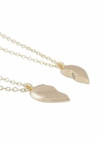 Guldtonad halsband med två släta, bladformade hängare och en liten ädelsten som accent, kopplade med en delikat kedja.