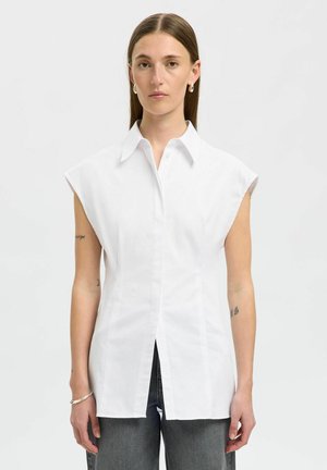 Weißes Hemd mit Kapuzenschultern, strukturiertem Design, Frontknopfverschluss und Seitenschlitzen, aus glattem Baumwollstoff hergestellt.