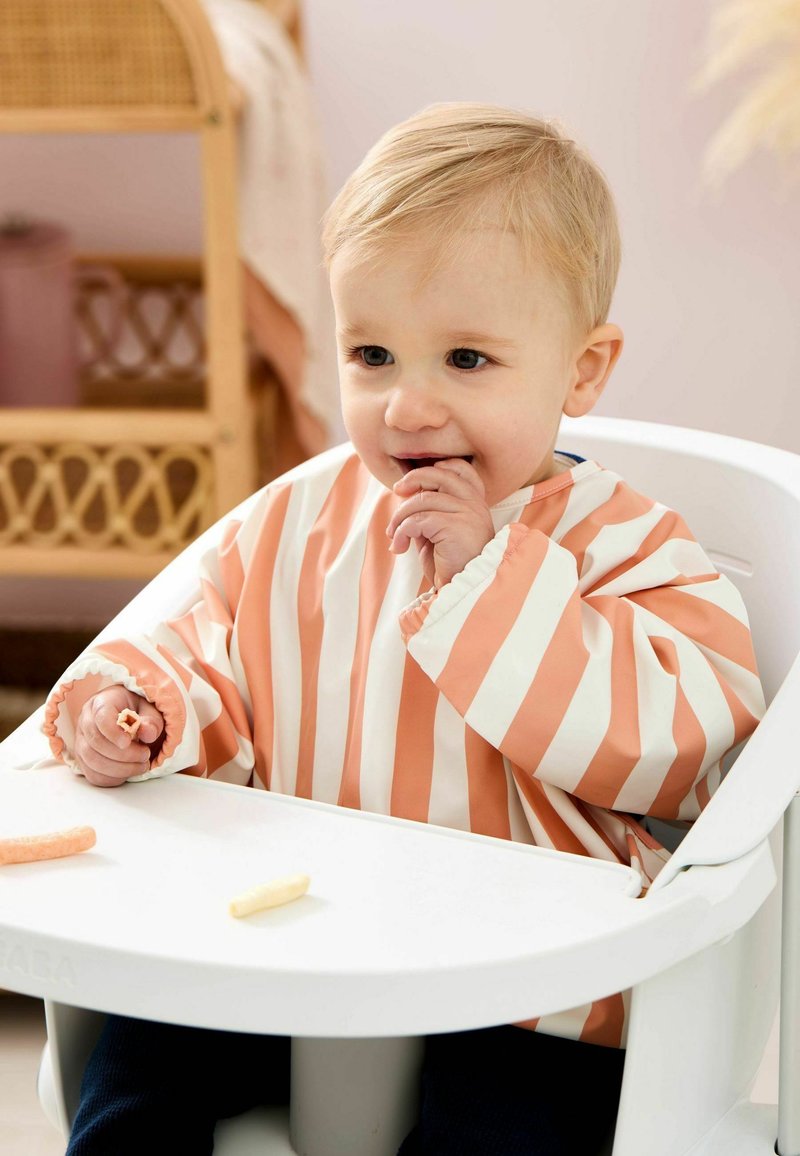 Dlhé rukávy s podbradníkom s striedajúcimi sa koralovými a bielymi pruhmi, mäkký materiál, usadený vo vysoké stoličke so snackmi na podnose.
