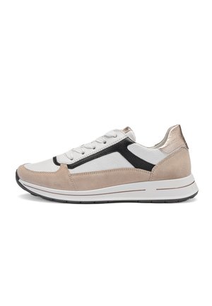 Lavprofil afslappet sneaker med beige ruskind, hvidt læder, sorte detaljer, hvide snørebånd og hvid gummisål set fra ydersiden.