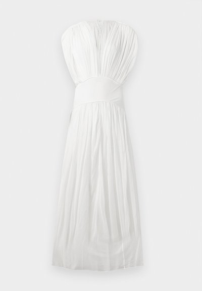 Λευκό μάξι φόρεμα χωρίς τιράντες με πλισέ μπούστο, φαρδιά ζώνη μέσης και αέρινη, μαζεμένη φούστα.