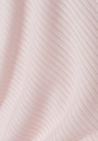 Lichtroze ribstof met een subtiele textuur en gelijkmatig verdeelde verticale lijnen, die een gladde, zachte uitstraling toont.