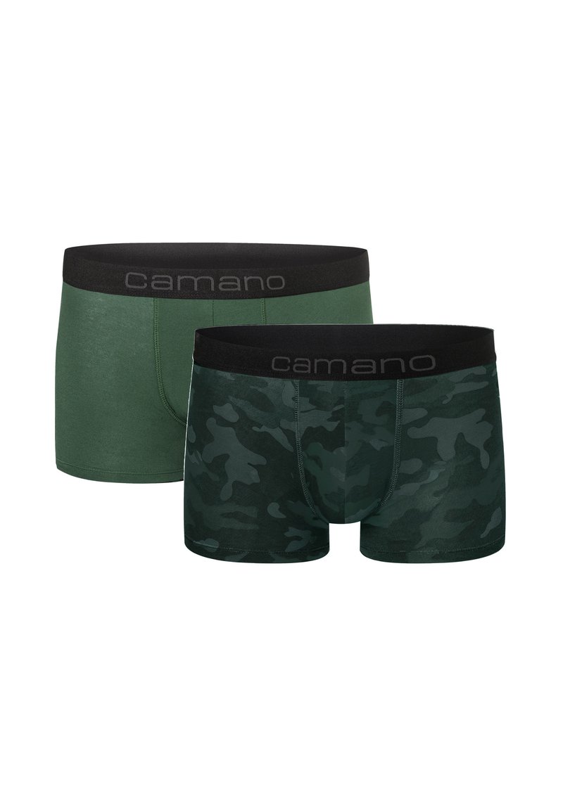 Due paia di boxer da uomo: uno di un verde scuro uniforme, l'altro con stampa camouflage verde. Entrambi presentano un elastico in vita nero con il marchio "camano".