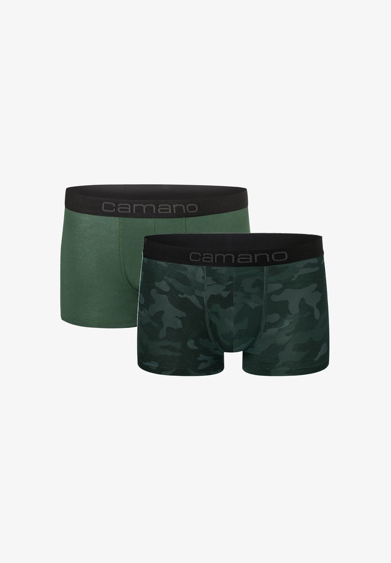 Due paia di boxer da uomo: uno di un verde scuro uniforme, l'altro con stampa camouflage verde. Entrambi presentano un elastico in vita nero con il marchio "camano".