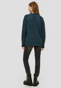 QS MIT V-AUSSCHNITT - Strickpullover - petrol