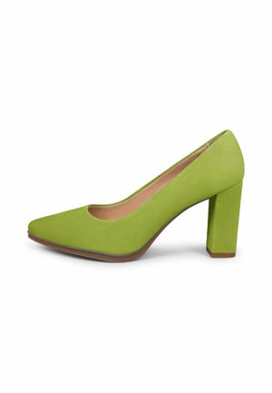 Zapato de tacón alto para mujer de ante verde con punta puntiaguda y tacón bloque sobre fondo blanco.
