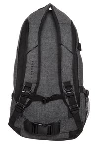 Mochila con patrón de espiga en gris y negro, con correas acolchadas, hebillas ajustables y un bolsillo lateral de malla. Presenta un diseño elegante y estructurado.