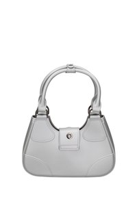 Silberne synthetische Handtasche mit geschwungener Silhouette, doppelten Griffen und einer Vorderklappe mit einem kreisförmigen Akzent. Glatte Textur mit genähten Details.