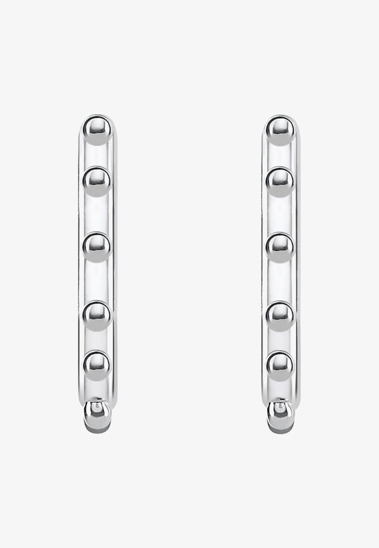 Paire de boucles d'oreilles créoles en argent, chacune présentant cinq détails de petites boules en relief réparties uniformément sur le bord extérieur.