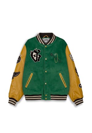 Chaqueta varsity verde y amarilla hecha de materiales de ante y cuero, con parches bordados, cuello acanalado a rayas y cierre de botones a presión.