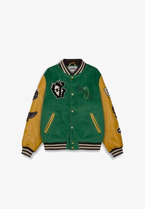 Groene en gele varsityjack met suède en leren materialen, voorzien van geborduurde patches, gestreepte ribgebreide kraag en drukknopen sluiting.