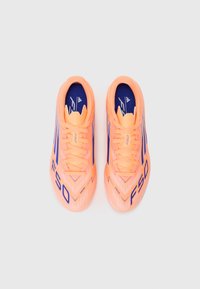 adidas Performance F50 LEAGUE - Nogometne kopačke za čvrstu podlogu - beam orange/lucid blue/ftwr white