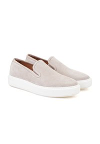 Lichtgrijze suede instapsneakers met een witte rubberen zool en subtiele stikdetails op de bovenkant. Geen veters; gladde textuur.