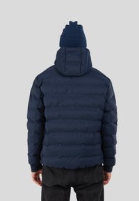 Marineblau puffer Jacke mit abnehmbarem Kapuzen und gerippten Bündchen. Die Rückansicht zeigt ein horizontales Steppmuster und einen lässigen Schnitt.