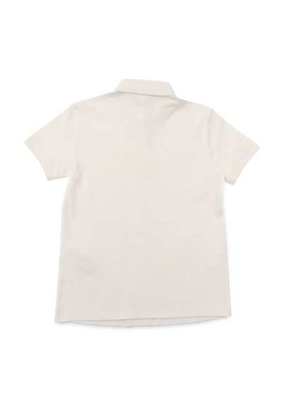 Polo in beige chiaro, maniche corte, tessuto di cotone morbido, colletto classico, senza loghi o motivi visibili, orlo dritto con aperture laterali.