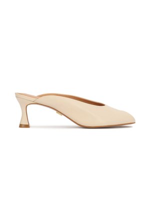 Mule en cuir beige avec un bout pointu et un talon moyen incurvé, conçu pour la mode féminine.
