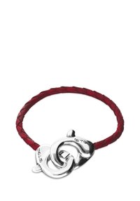Bracelet en cuir tressé rouge avec fermoir en métal argenté présentant des boucles entrelacées et une finition lisse.