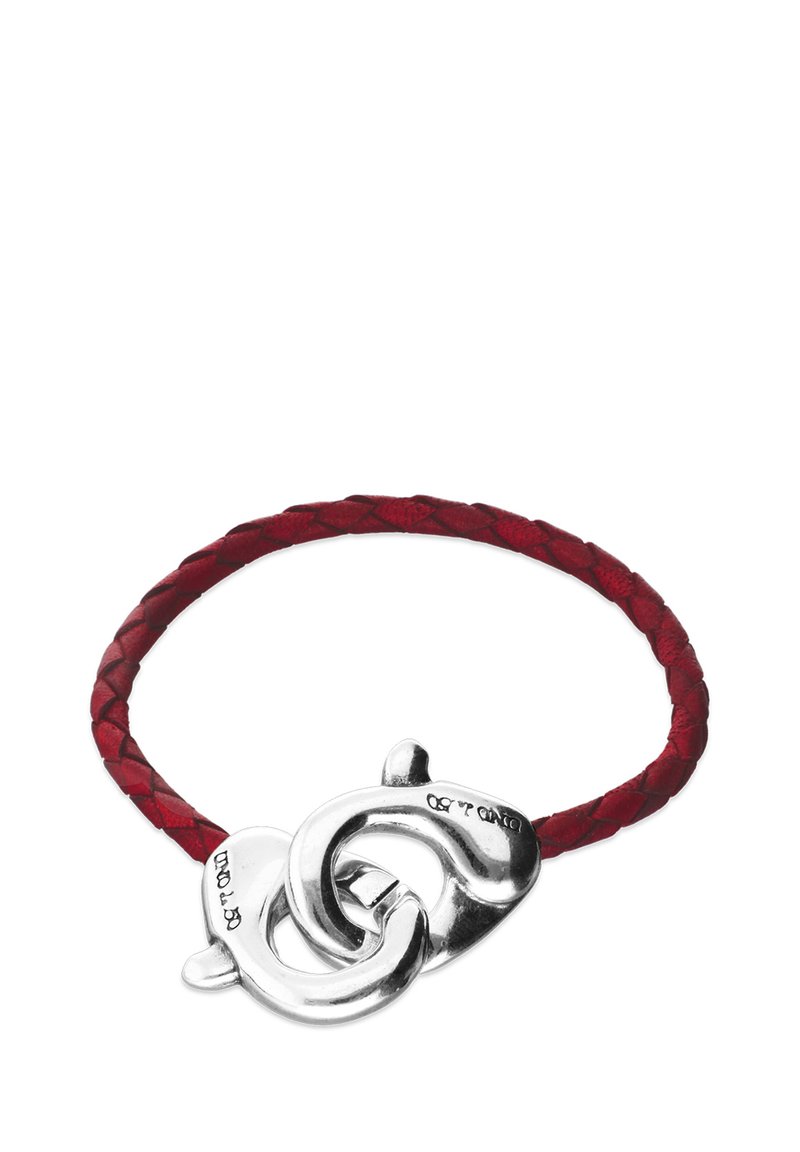 Bracelet en cuir tressé rouge avec fermoir en métal argenté présentant des boucles entrelacées et une finition lisse.
