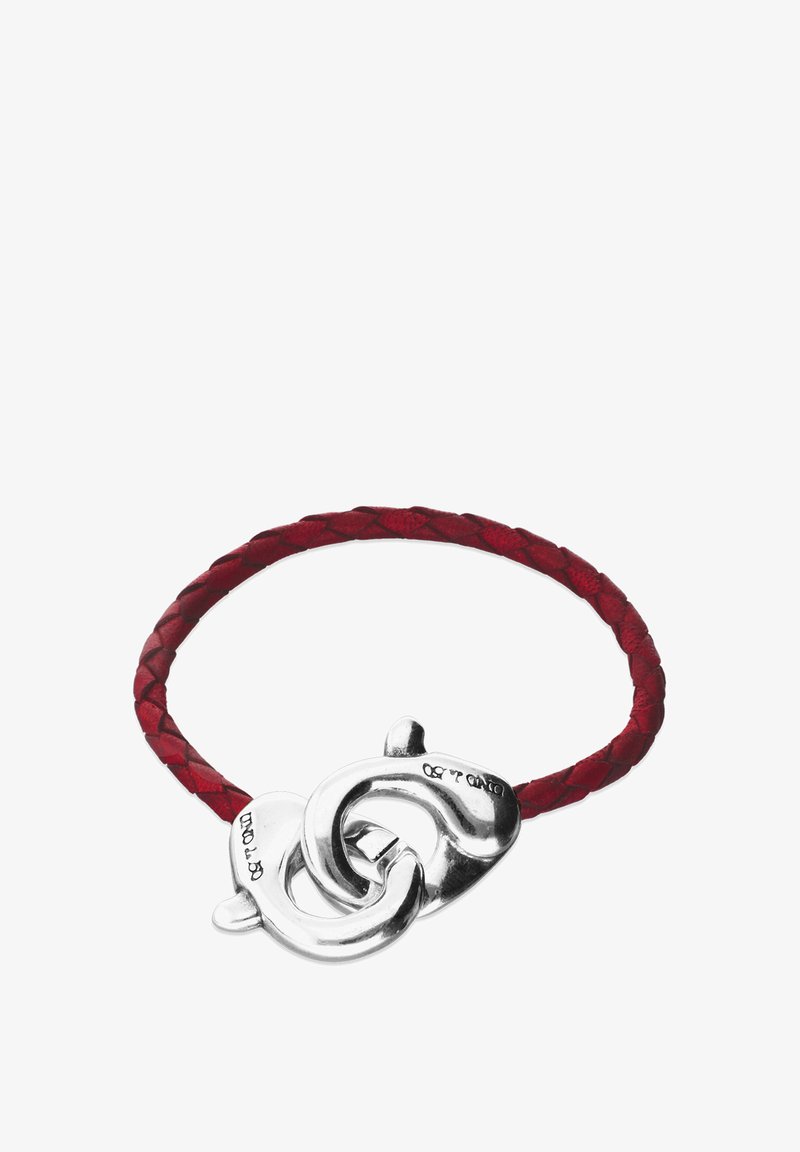 Bracelet en cuir tressé rouge avec fermoir en métal argenté présentant des boucles entrelacées et une finition lisse.